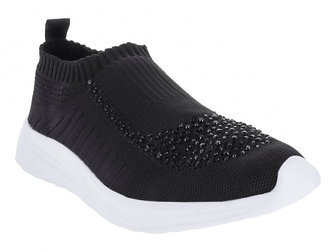 Tenis negros de textil con suela blanca y detalles brillantes en la punta.