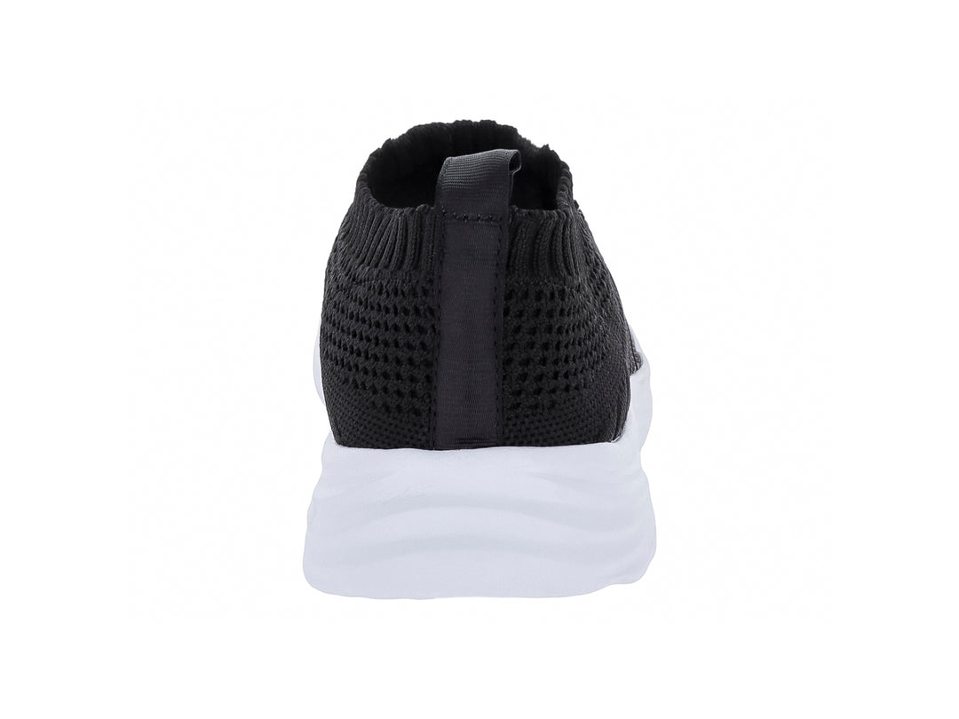 Tenis negros de textil con suela blanca y detalles brillantes en la punta.