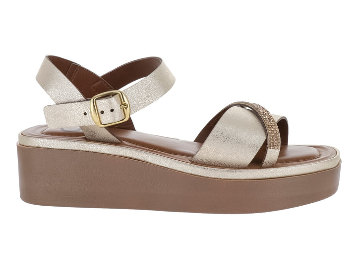 Sandalia de plataforma color oro con correa ajustable y detalles brillantes en la parte superior.