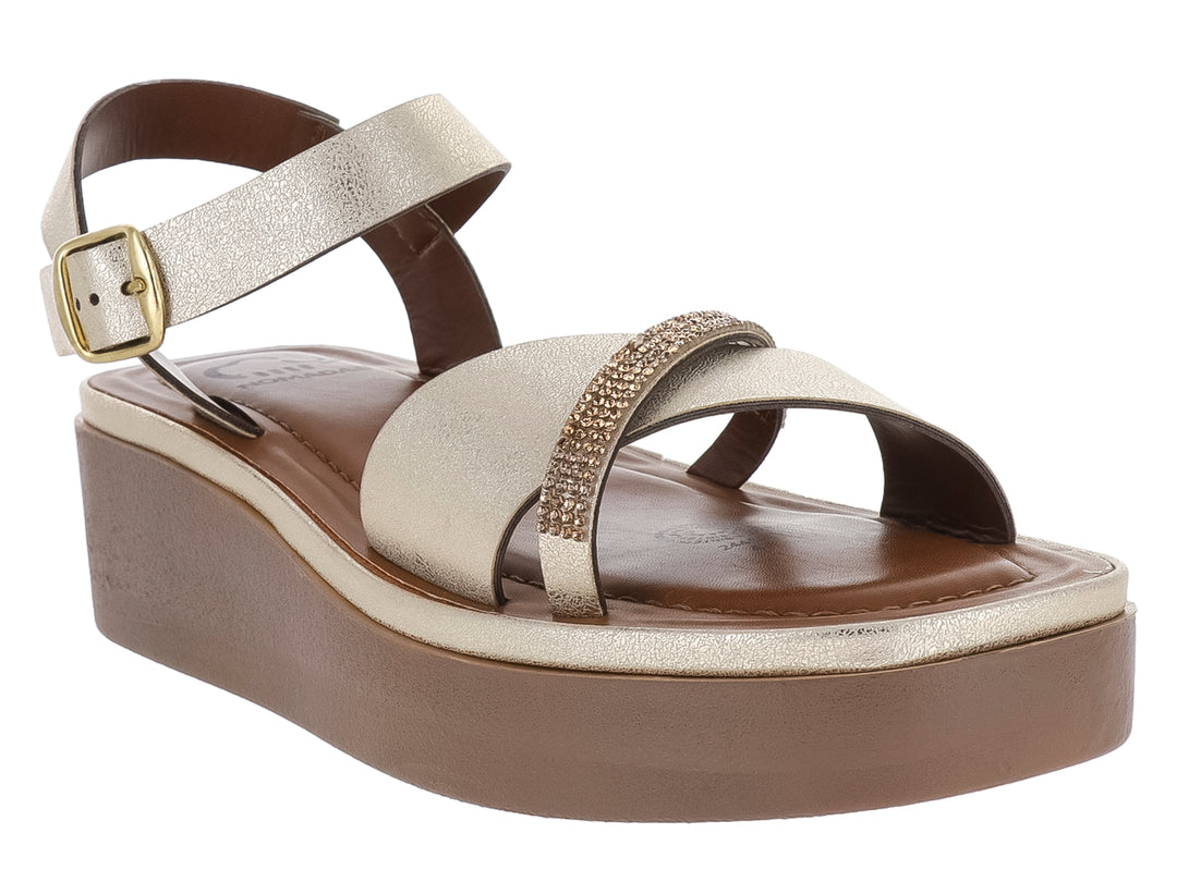 Sandalia de plataforma color oro con correa ajustable y detalles brillantes en la parte superior.