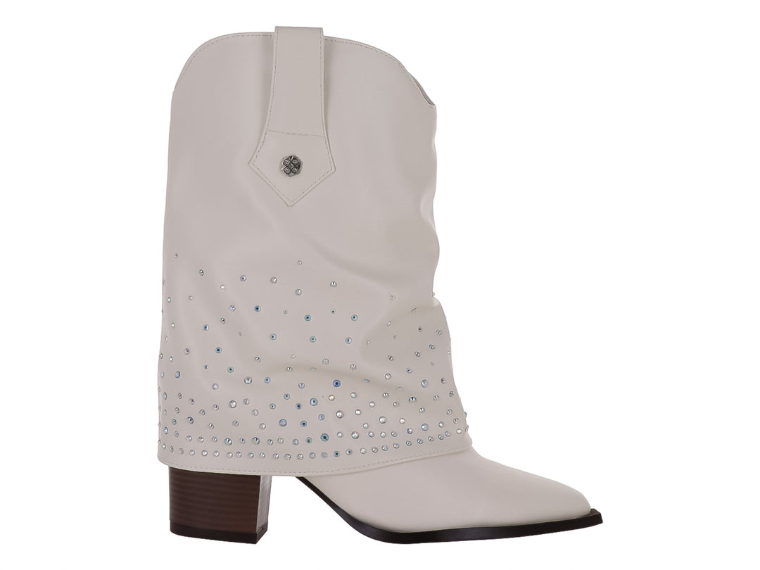 Botín vaquero blanco con detalles de pedrería azul y plateada en la caña y tacón marrón.