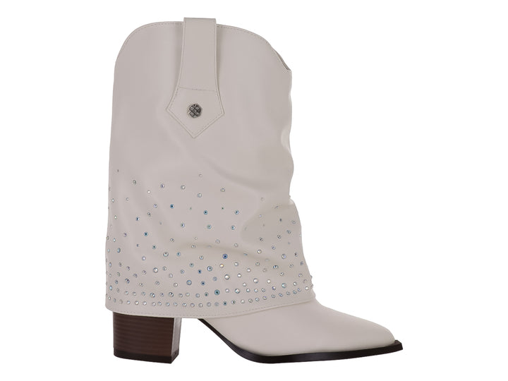 Botín vaquero blanco con detalles de pedrería azul y plateada en la caña y tacón marrón.