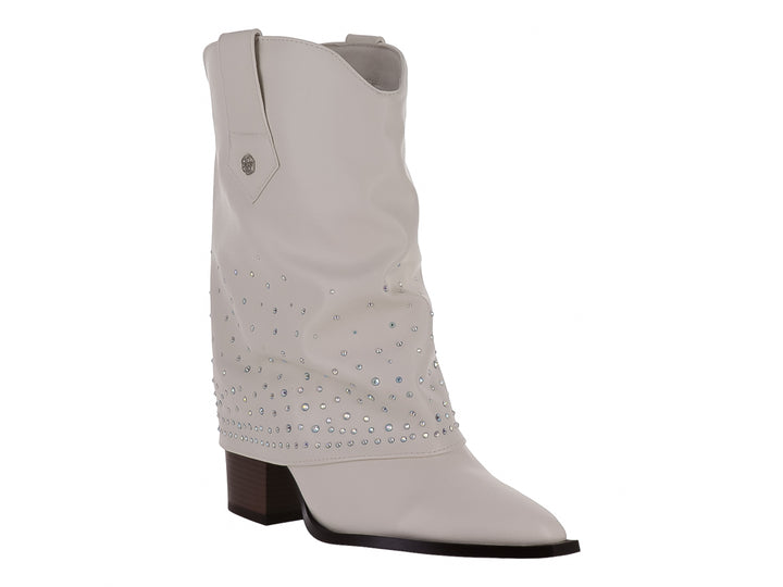 Botín vaquero blanco con detalles de pedrería azul y plateada en la caña y tacón marrón.