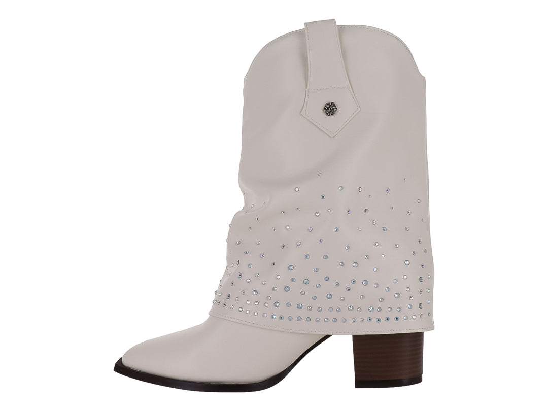 Botín vaquero blanco con detalles de pedrería azul y plateada en la caña y tacón marrón.