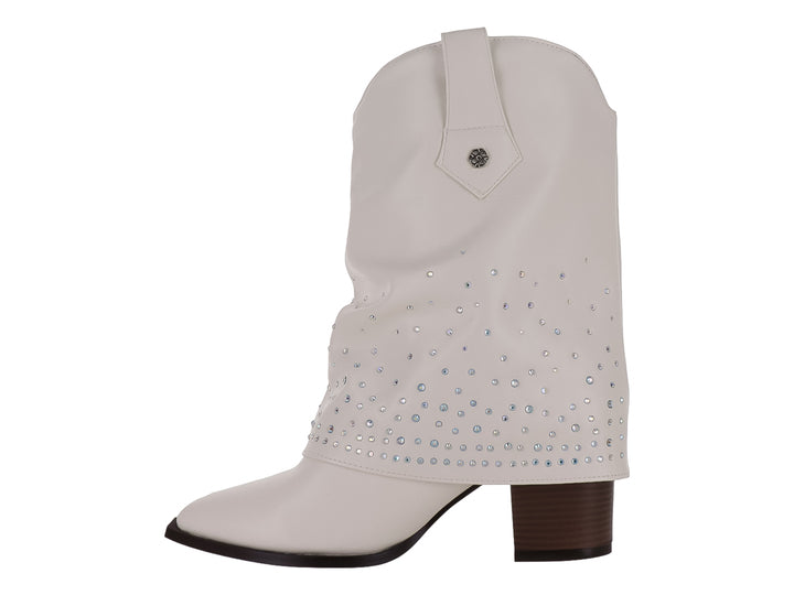 Botín vaquero blanco con detalles de pedrería azul y plateada en la caña y tacón marrón.