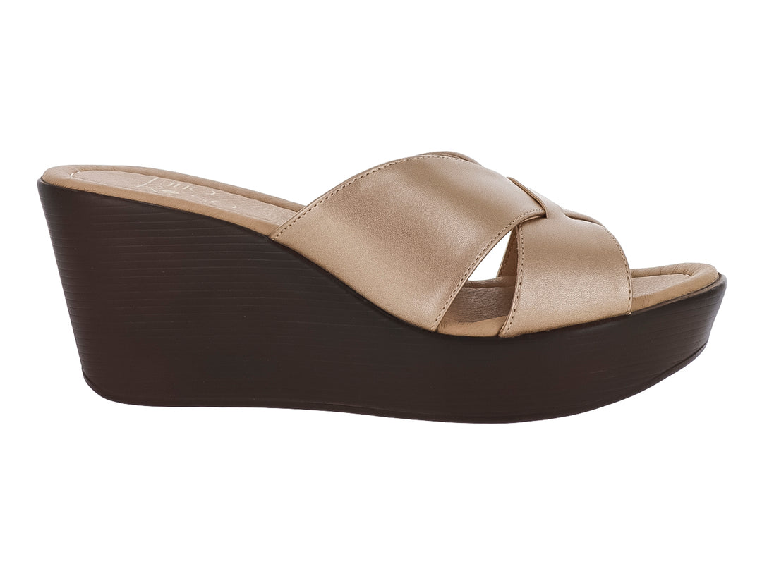 Sandalia de plataforma para mujer en color dorado metálico con suela café oscuro.
