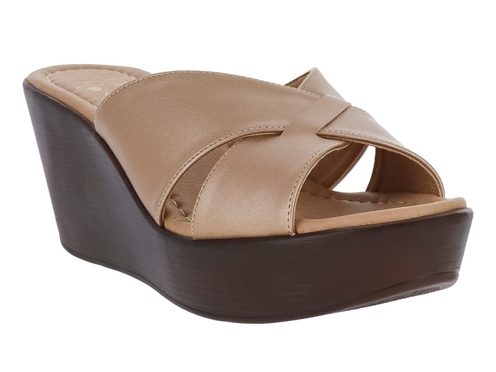 Sandalia de plataforma para mujer en color dorado metálico con suela café oscuro.