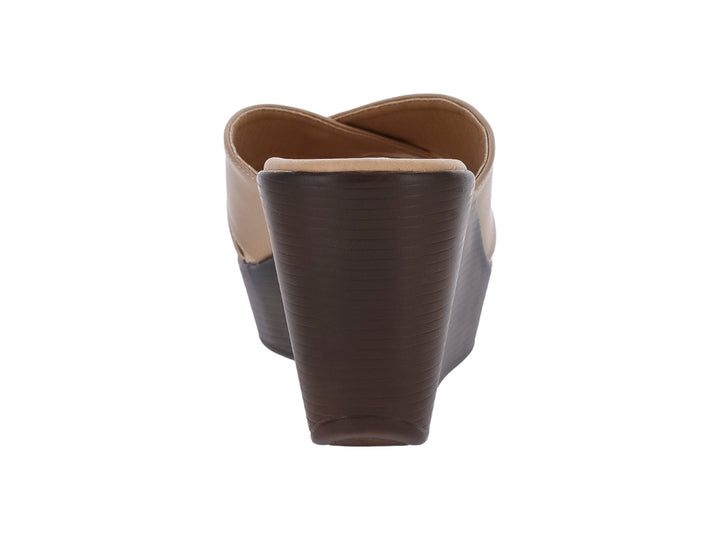 Sandalia de plataforma para mujer en color dorado metálico con suela café oscuro.