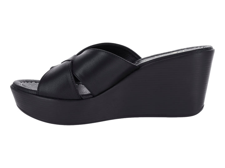 Sandalia de plataforma color negro con tiras cruzadas y suela de cuña.