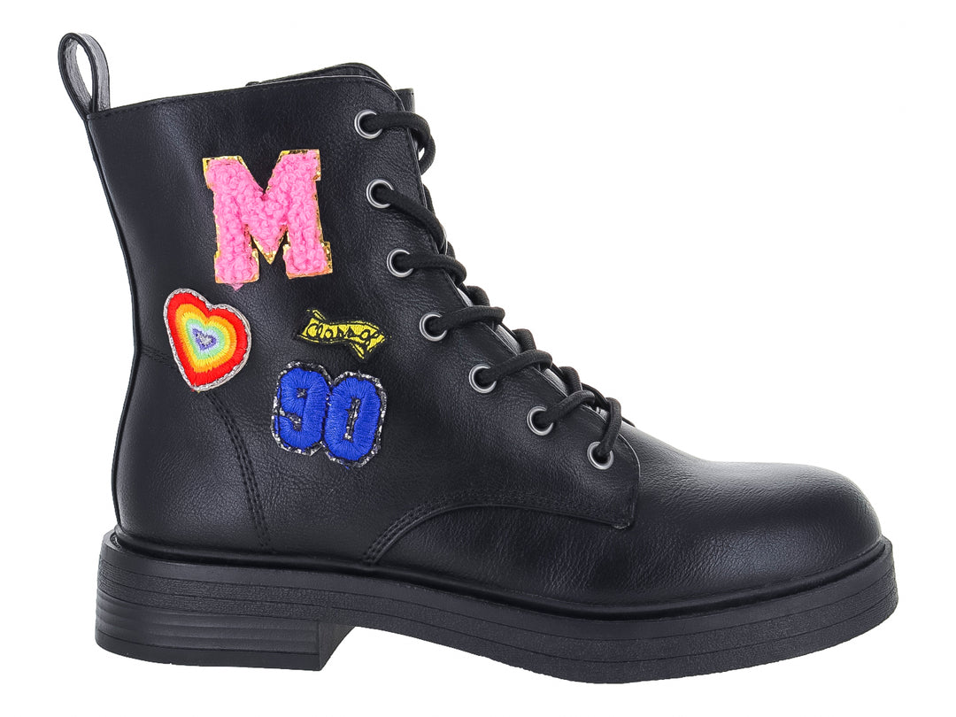 Bota negra de plataforma Steve Madden con parches decorativos coloridos y brillantes en el lateral.