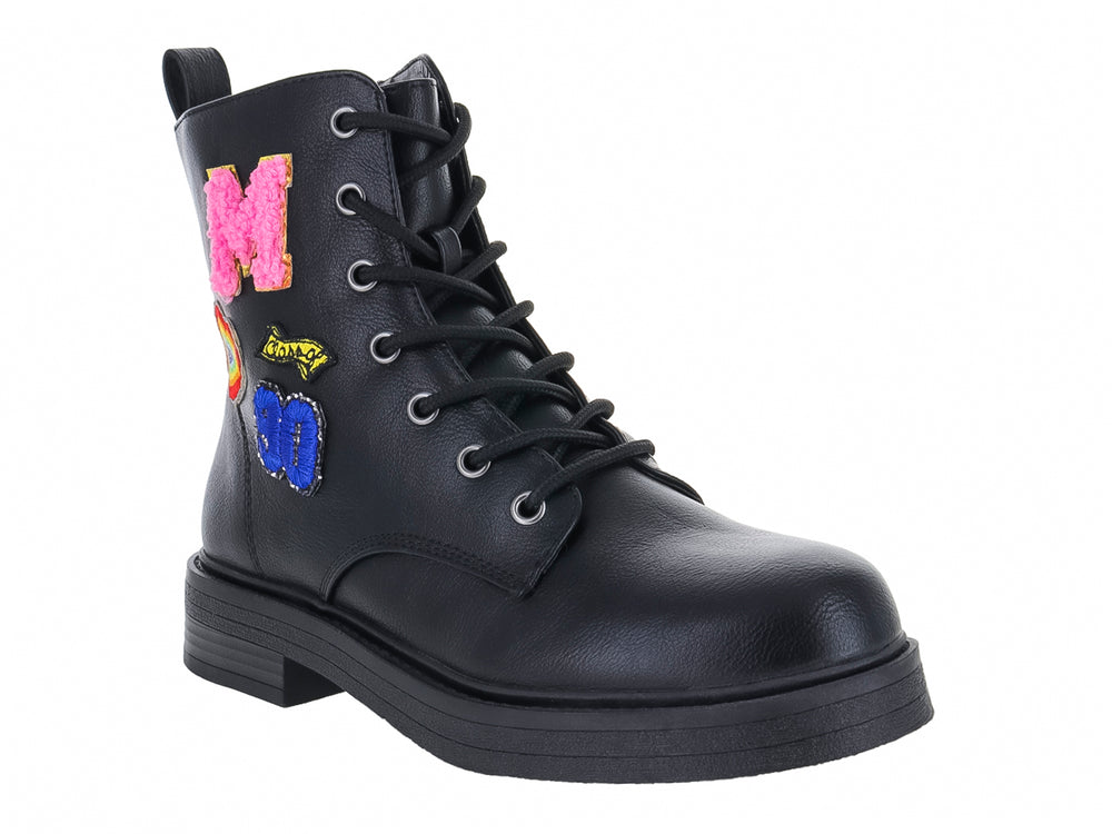 Bota negra de plataforma Steve Madden con parches decorativos coloridos y brillantes en el lateral.