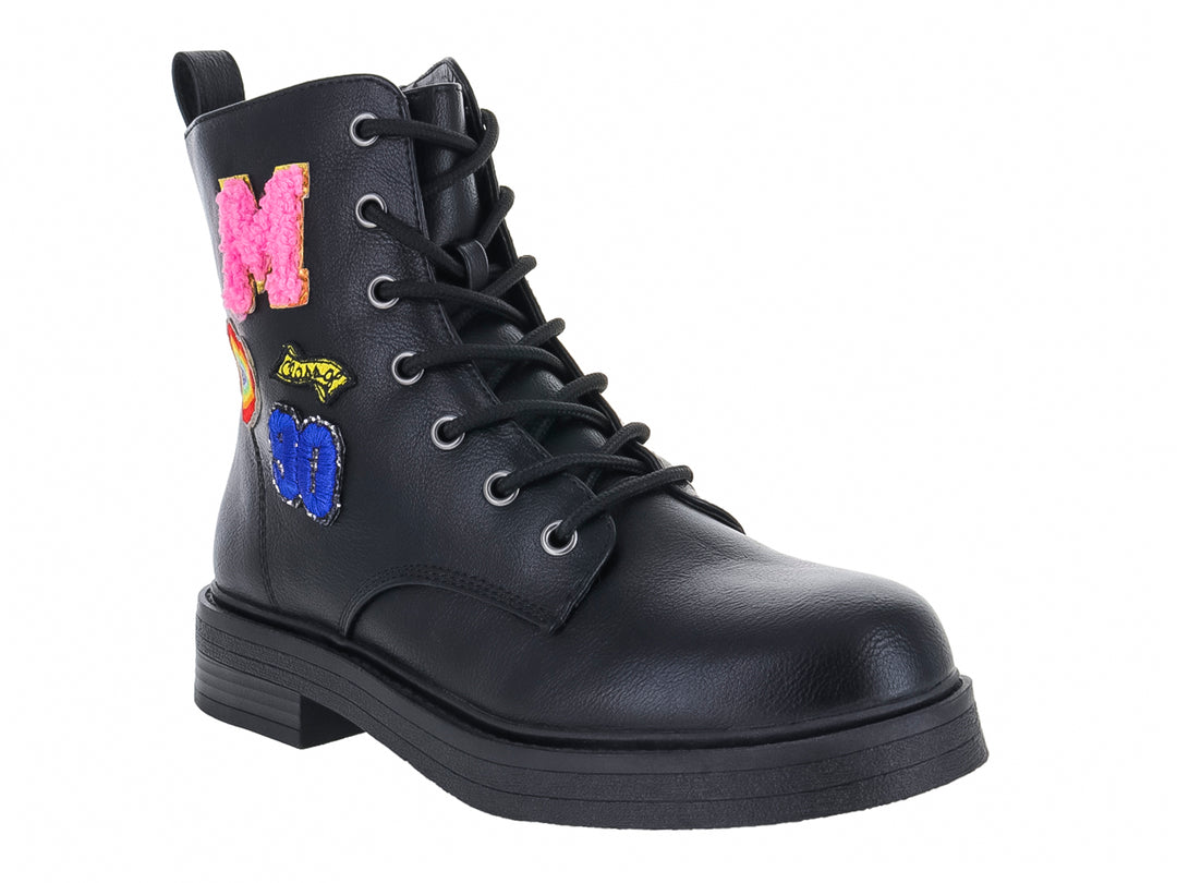 Bota negra de plataforma Steve Madden con parches decorativos coloridos y brillantes en el lateral.