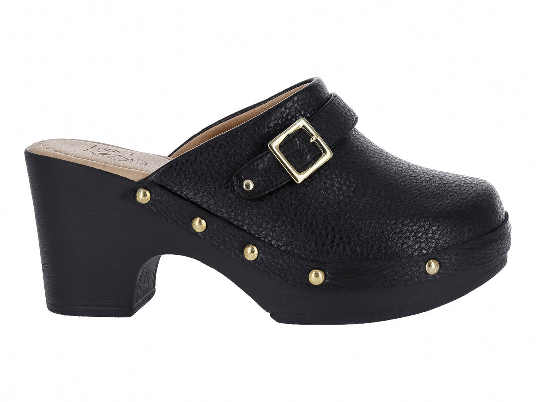 Zapato tipo clog negro con tacón grueso, hebilla dorada y detalles de estoperoles dorados.
