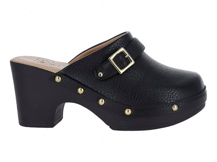 Zapato tipo clog negro con tacón grueso, hebilla dorada y detalles de estoperoles dorados.