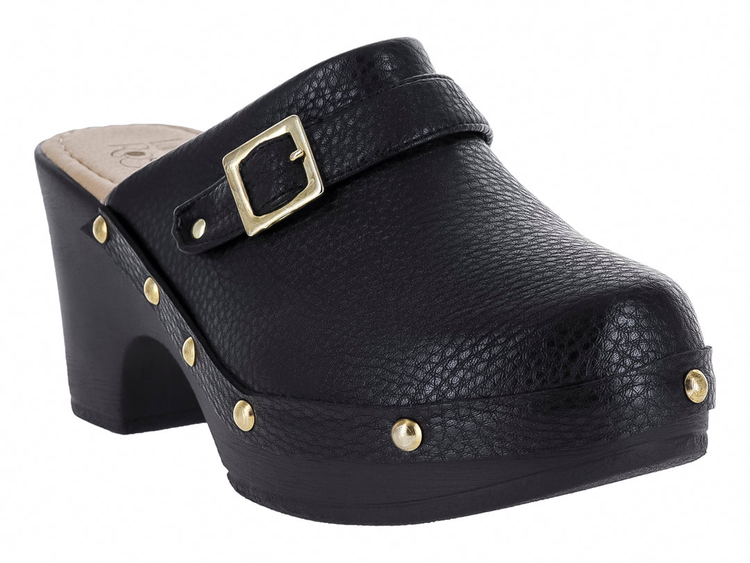 Zapato tipo clog negro con tacón grueso, hebilla dorada y detalles de estoperoles dorados.