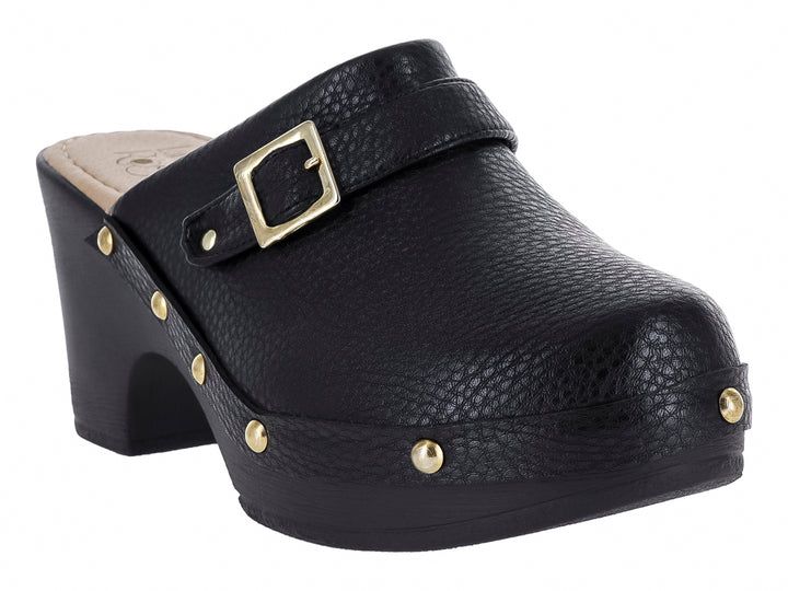 Zapato tipo clog negro con tacón grueso, hebilla dorada y detalles de estoperoles dorados.