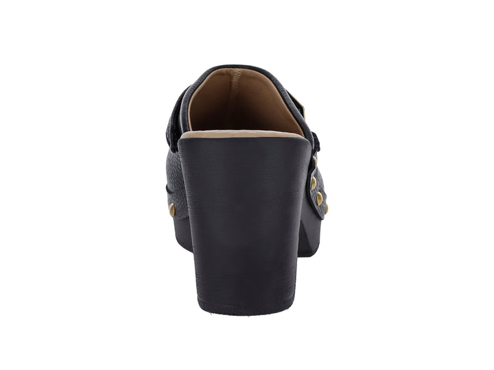 Zapato tipo clog negro con tacón grueso, hebilla dorada y detalles de estoperoles dorados.