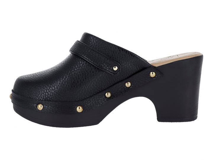 Zapato tipo clog negro con tacón grueso, hebilla dorada y detalles de estoperoles dorados.