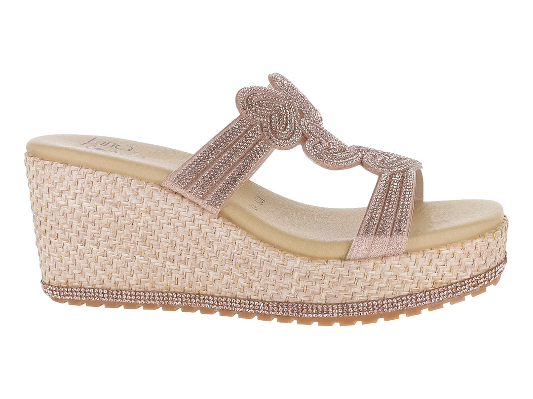 Sandalia de cuña color oro rosado con tiras brillantes y plataforma tejida con base de pedrería.