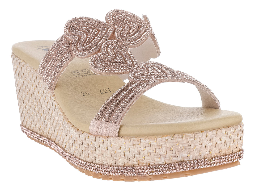 Sandalia de cuña color oro rosado con tiras brillantes y plataforma tejida con base de pedrería.