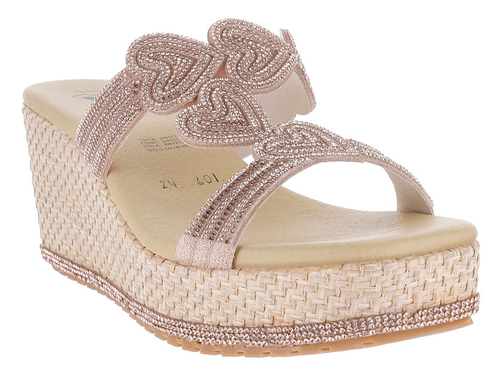Sandalia de cuña color oro rosado con tiras brillantes y plataforma tejida con base de pedrería.