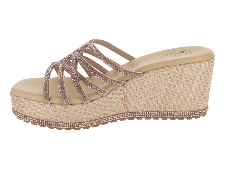 Sandalia de cuña color oro rosado con tiras brillantes y plataforma tejida.