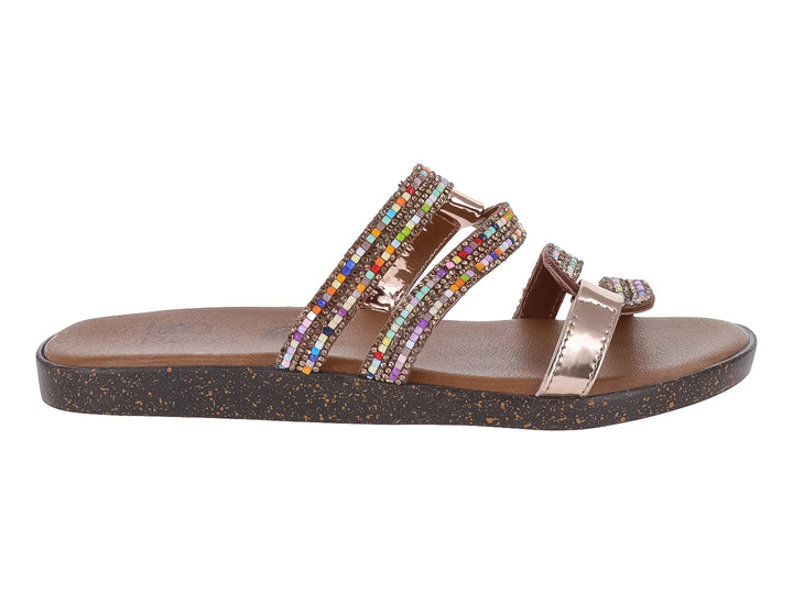 Sandalia plana marrón con tiras adornadas con cuentas multicolores y detalles metálicos dorados.
