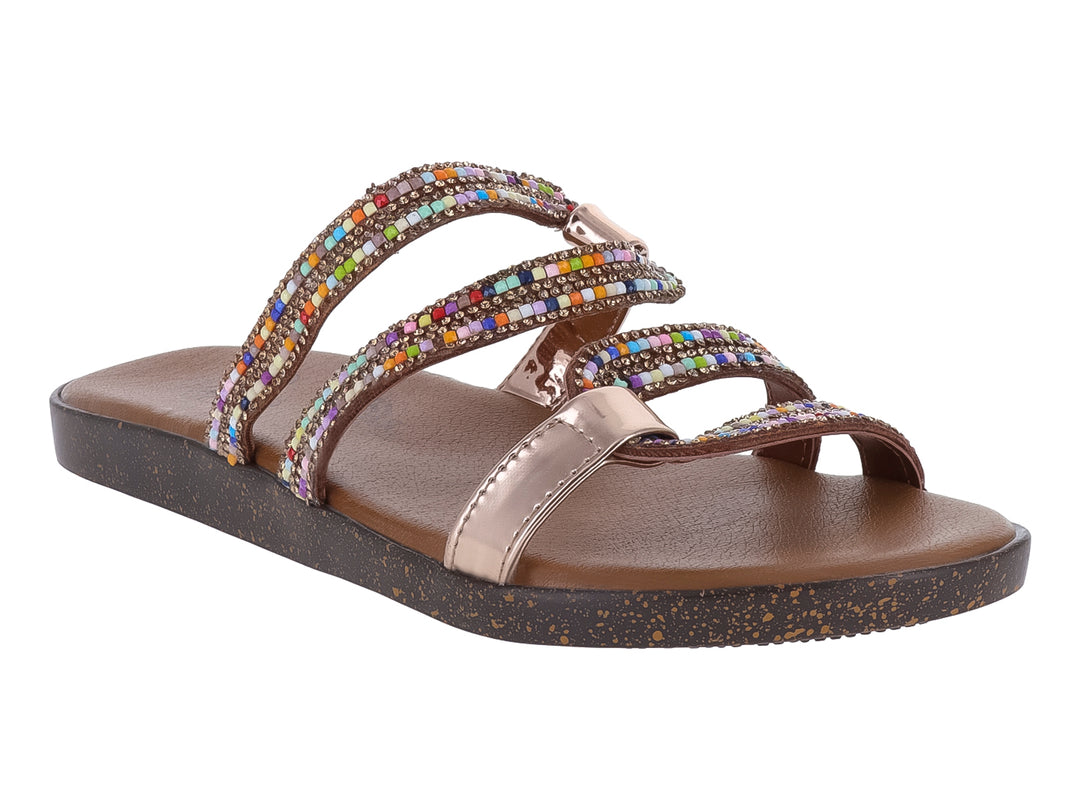 Sandalia plana marrón con tiras adornadas con cuentas multicolores y detalles metálicos dorados.