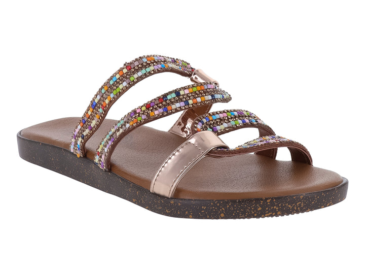 Sandalia plana marrón con tiras adornadas con cuentas multicolores y detalles metálicos dorados.