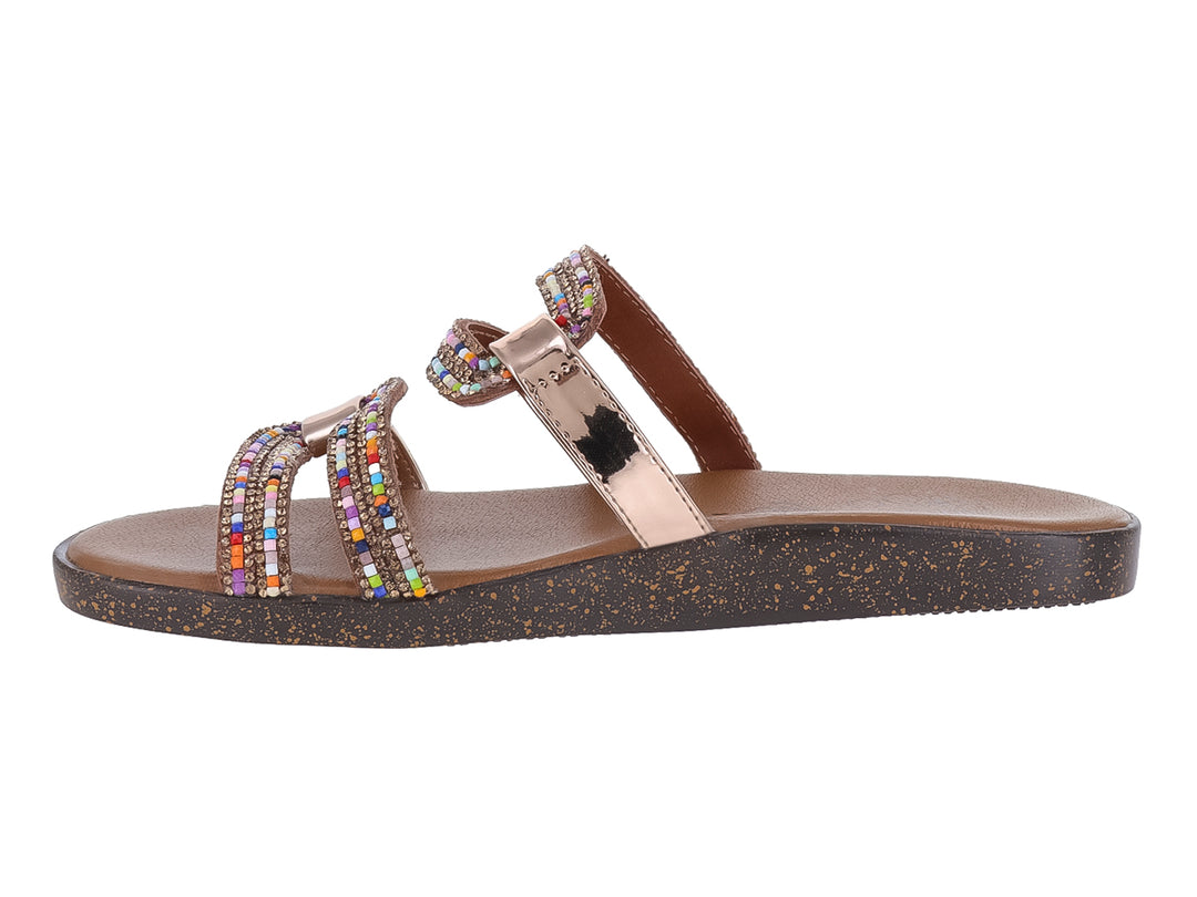 Sandalia plana marrón con tiras adornadas con cuentas multicolores y detalles metálicos dorados.