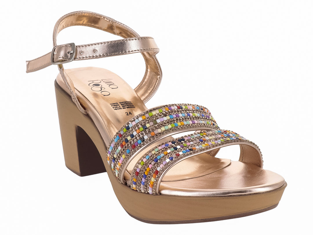 Sandalia de plataforma color oro rosado con tacón grueso y tiras decoradas con cuentas multicolores.