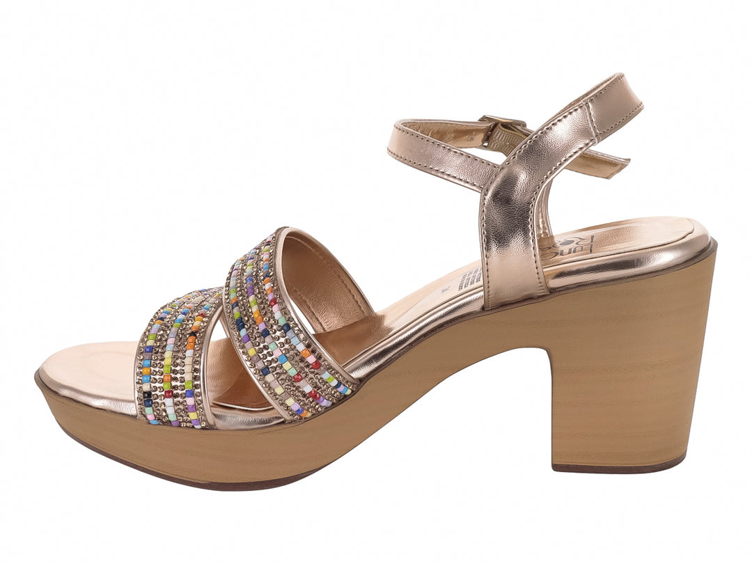 Sandalia de plataforma color oro rosado con tacón grueso y tiras decoradas con cuentas multicolores.