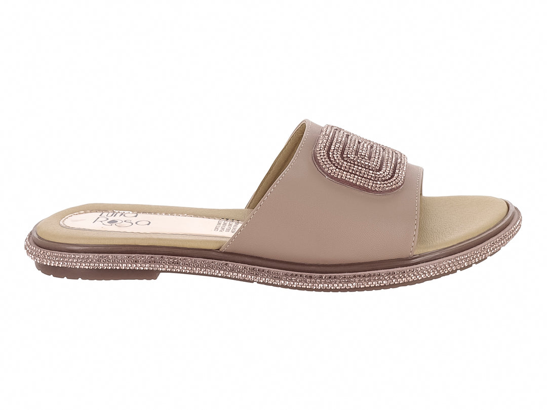 Sandalia slide color oro rosado con detalles brillantes en la correa y la suela.