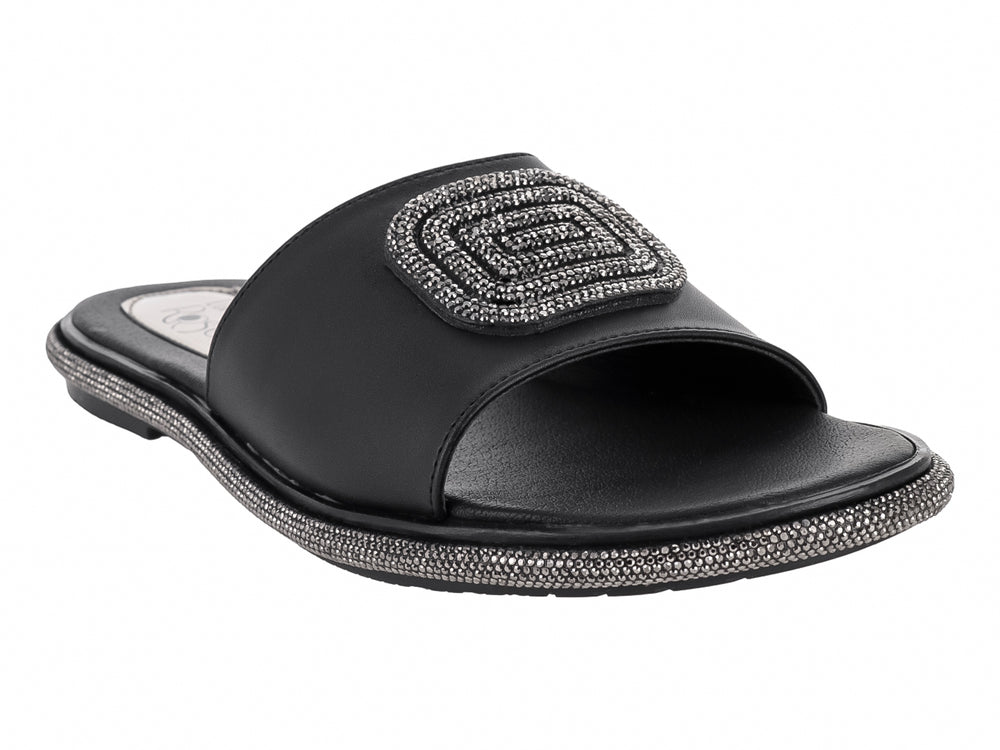 Sandalia negra para mujer con banda ancha decorada con pedrería plateada y suela brillante.