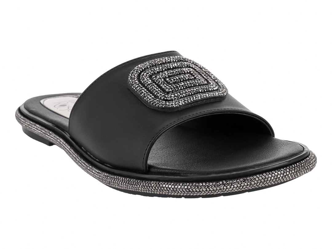 Sandalia negra para mujer con banda ancha decorada con pedrería plateada y suela brillante.