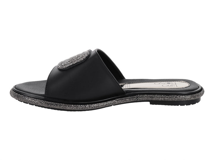 Sandalia negra para mujer con banda ancha decorada con pedrería plateada y suela brillante.