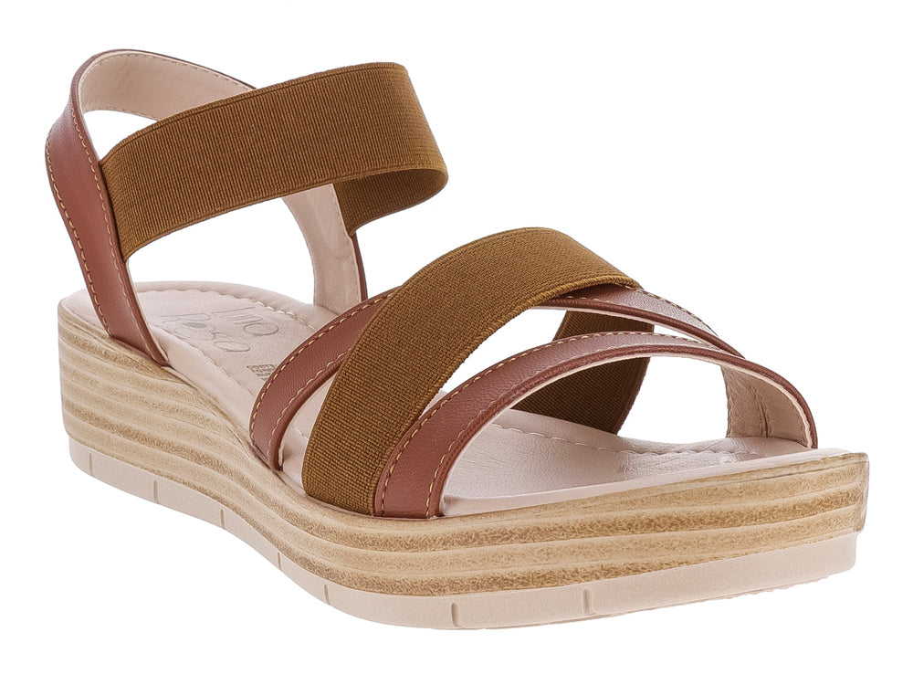 Sandalia de plataforma color tan con correas cruzadas y suela texturizada.