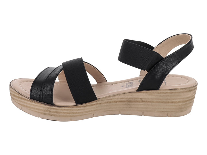 Sandalia de plataforma color negro con suela beige y tiras cruzadas.