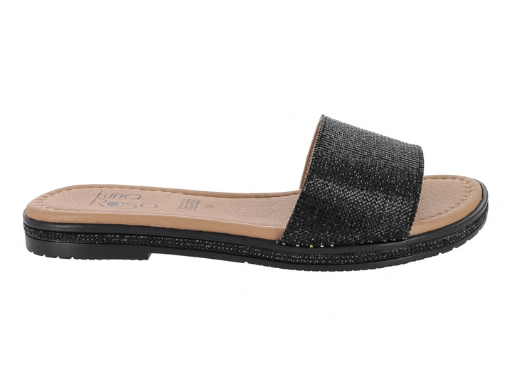 Sandalia plana color negro con tira ancha texturizada y plantilla beige.