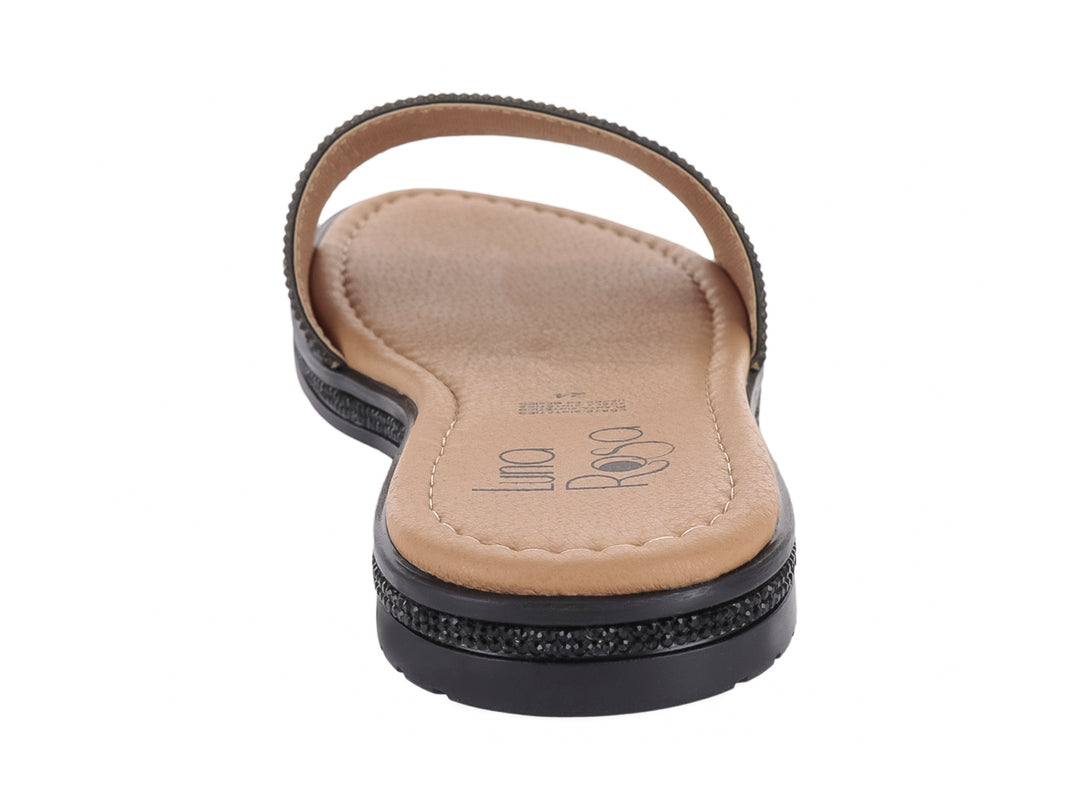 Sandalia plana color negro con tira ancha texturizada y plantilla beige.