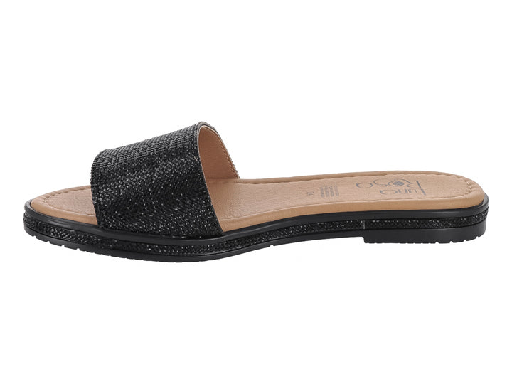Sandalia plana color negro con tira ancha texturizada y plantilla beige.