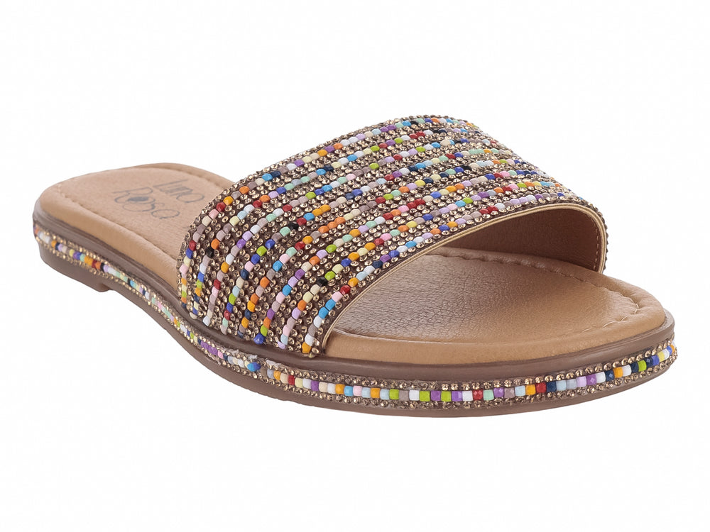 Sandalia plana multicolor con banda superior y borde de suela decorados con pequeñas cuentas multicolores sobre base beige.
