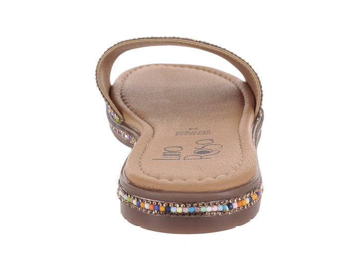 Sandalia plana multicolor con banda superior y borde de suela decorados con pequeñas cuentas multicolores sobre base beige.