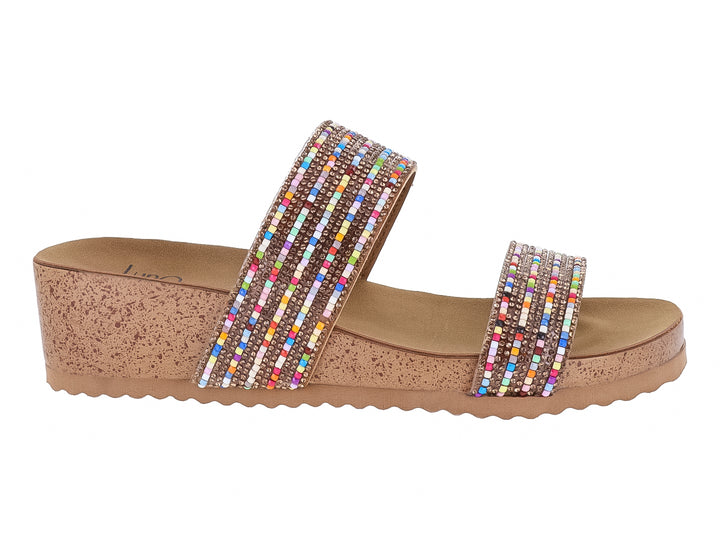 Sandalia de plataforma con suela de corcho y tiras decoradas con pedrería multicolor.