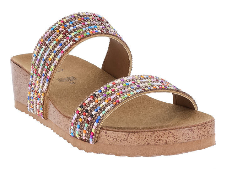 Sandalia de plataforma con suela de corcho y tiras decoradas con pedrería multicolor.