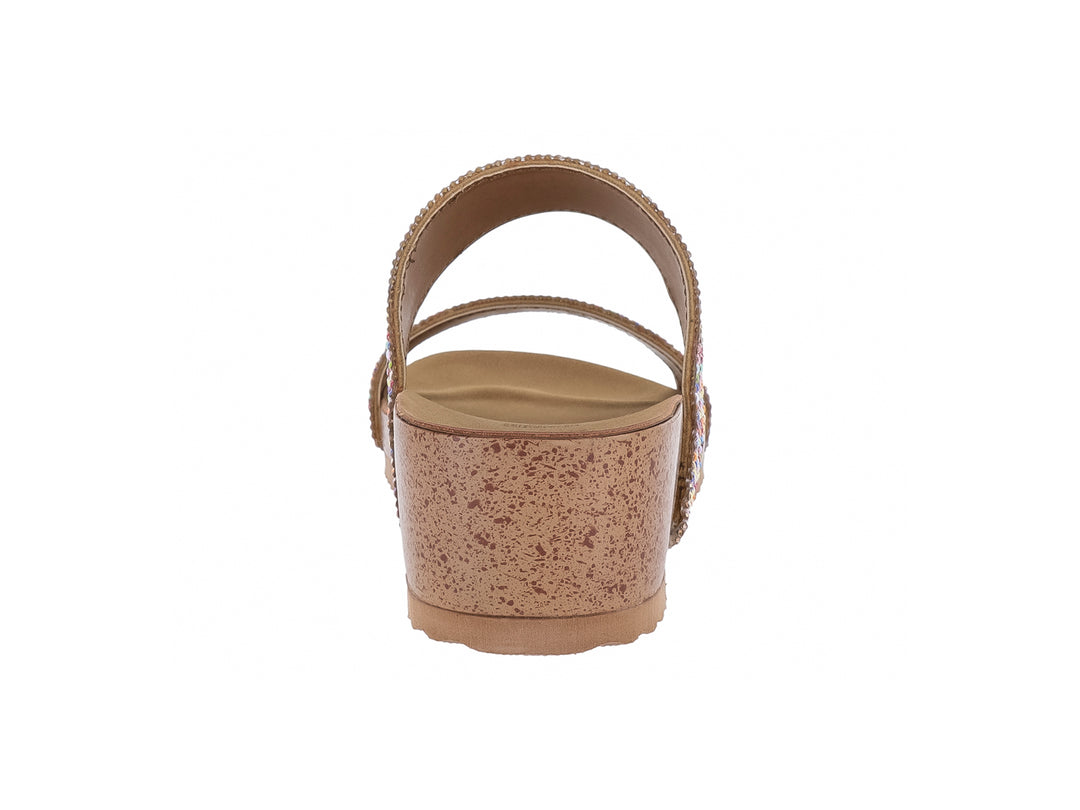 Sandalia de plataforma con suela de corcho y tiras decoradas con pedrería multicolor.