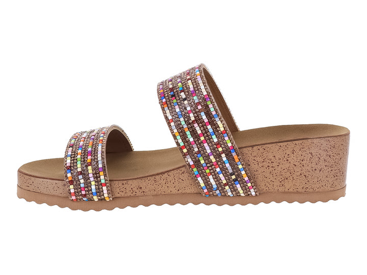 Sandalia de plataforma con suela de corcho y tiras decoradas con pedrería multicolor.