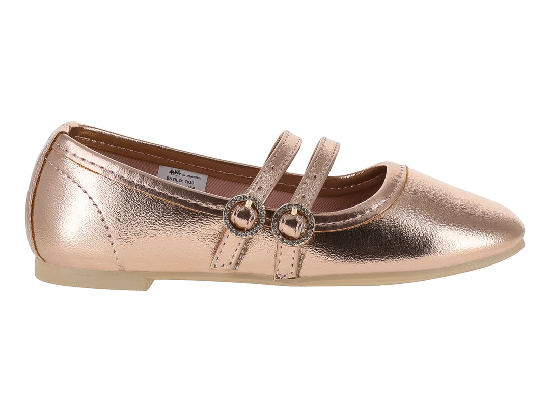 Zapato plano para niña en color oro rosado metálico con dos correas y hebillas decorativas.
