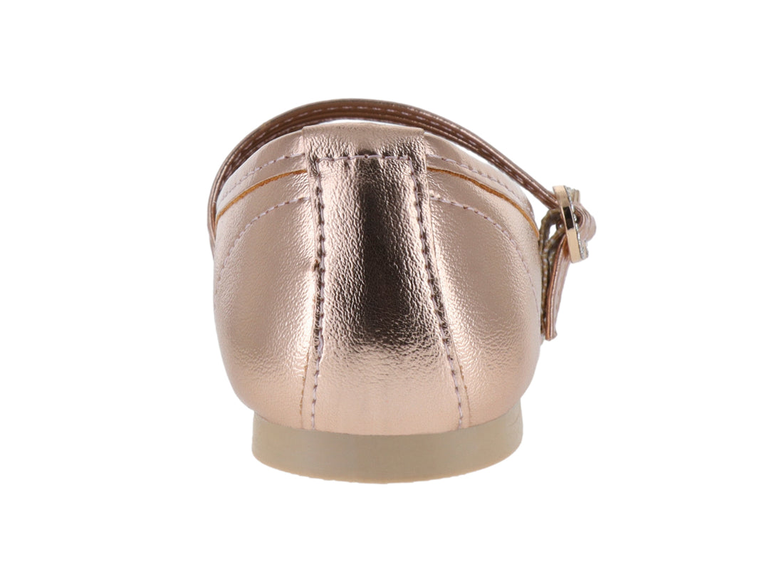 Zapato plano para niña en color oro rosado metálico con dos correas y hebillas decorativas.