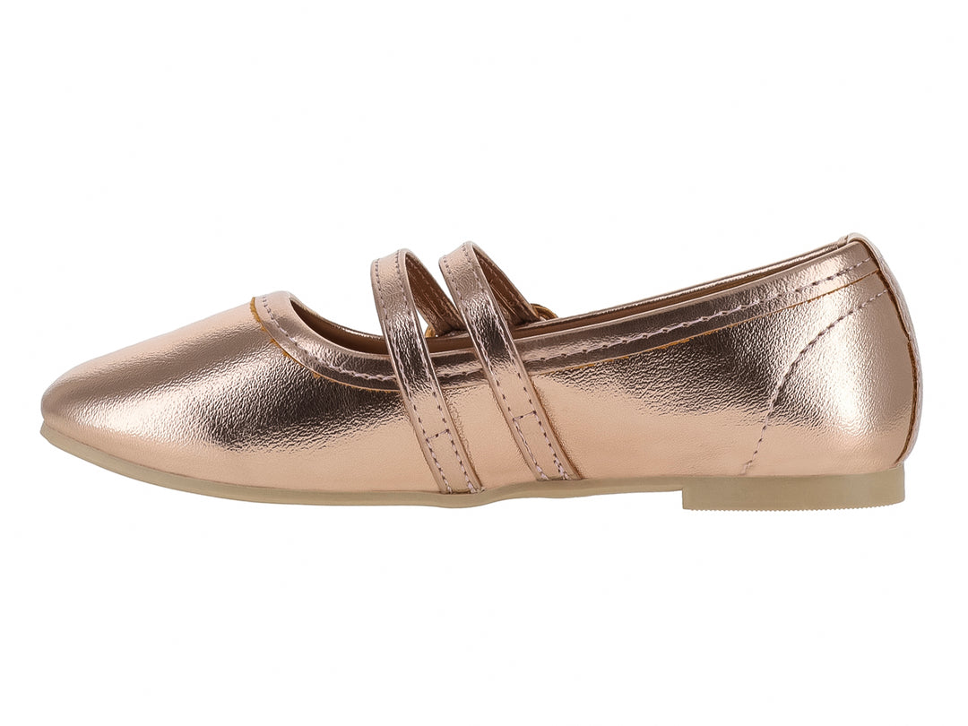 Zapato plano para niña en color oro rosado metálico con dos correas y hebillas decorativas.